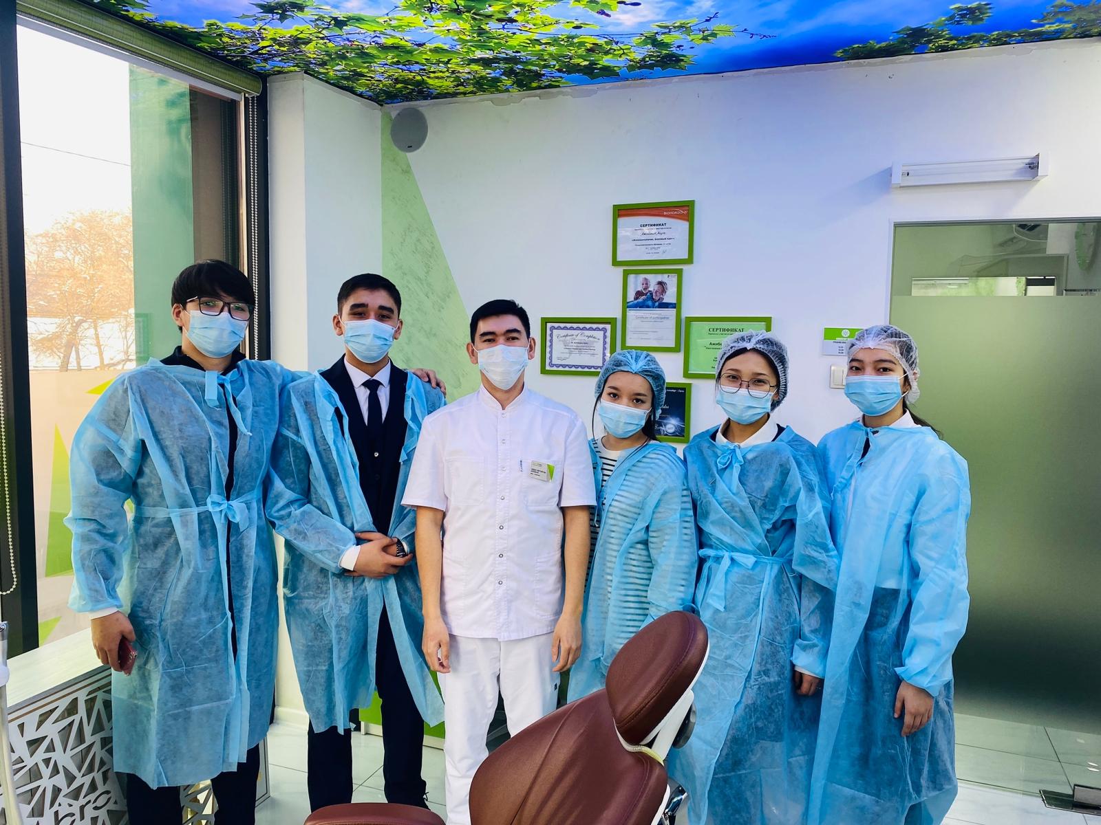 11 сынып оқушылары “Dobro Dent”клиникасында білікті мамандармен кездесті