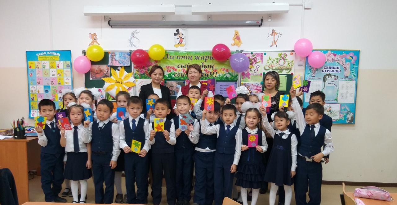 Сүйінбай атындағы 143  мектеп-лицейдің 1"Б"сынып оқушысының ата-анасы:Мыктыбекова Айнур 8- наурыз халықаралық аналар күніне орай "Əлемнің жарығын сыйладың сен маған!"