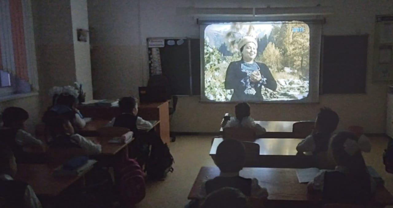 2 "Ә" сынып оқушылары бұлбұл үнді өнер иесінің өнері мен шығармашылығына негізделген   деректі фильм тамашалады