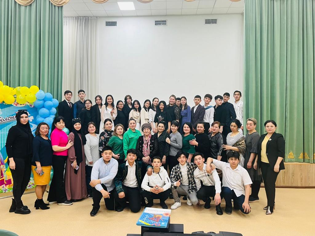 9 “В” сынып оқушылары  “Бәрі де, ана, бір өзіңнен басталады” атты тақырыпта  мерекелік кеш ұйымдастырды