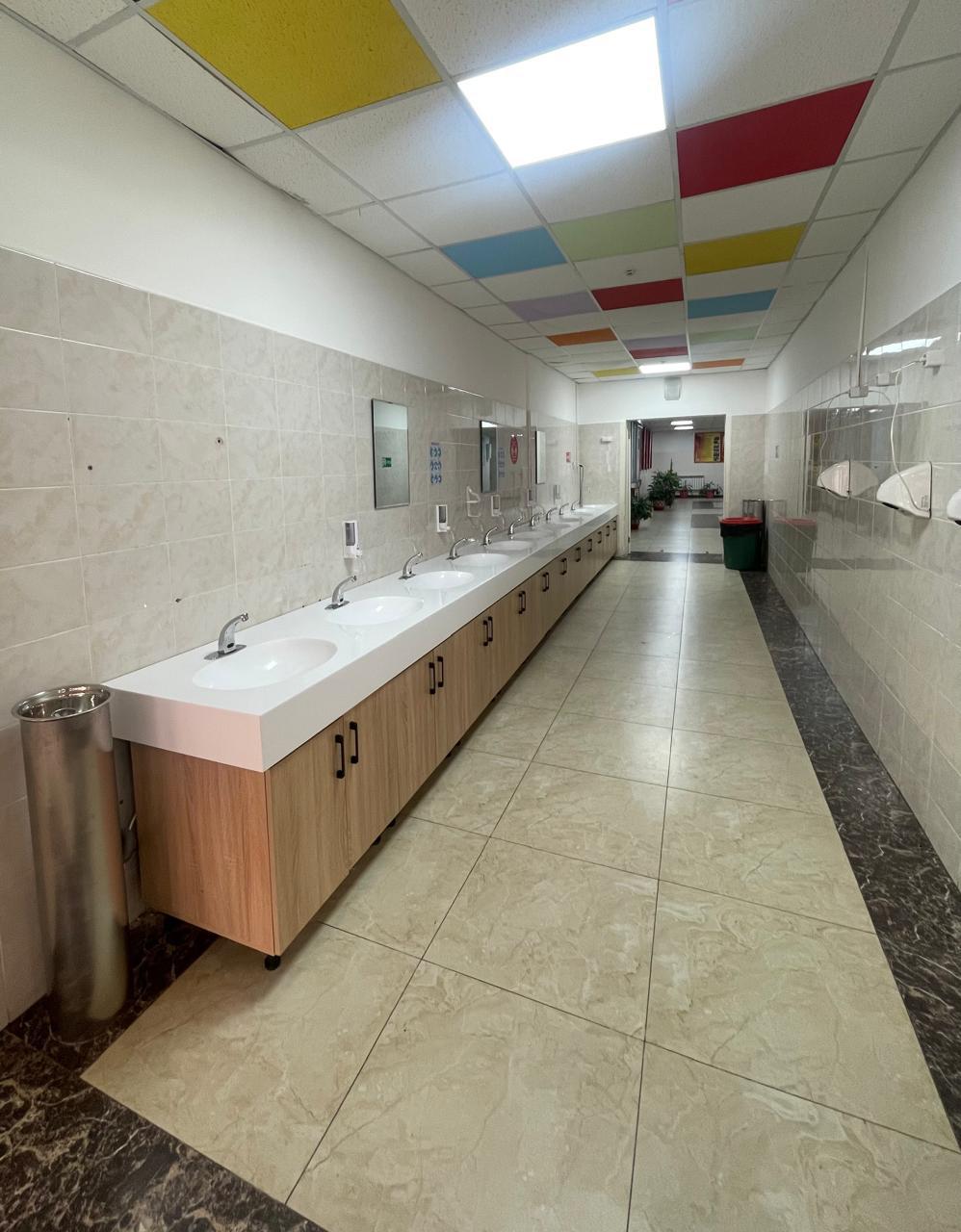 Заман талабына сай сенсорлық  негізде замануи үлгідегі қол жуғыштар қойылды.