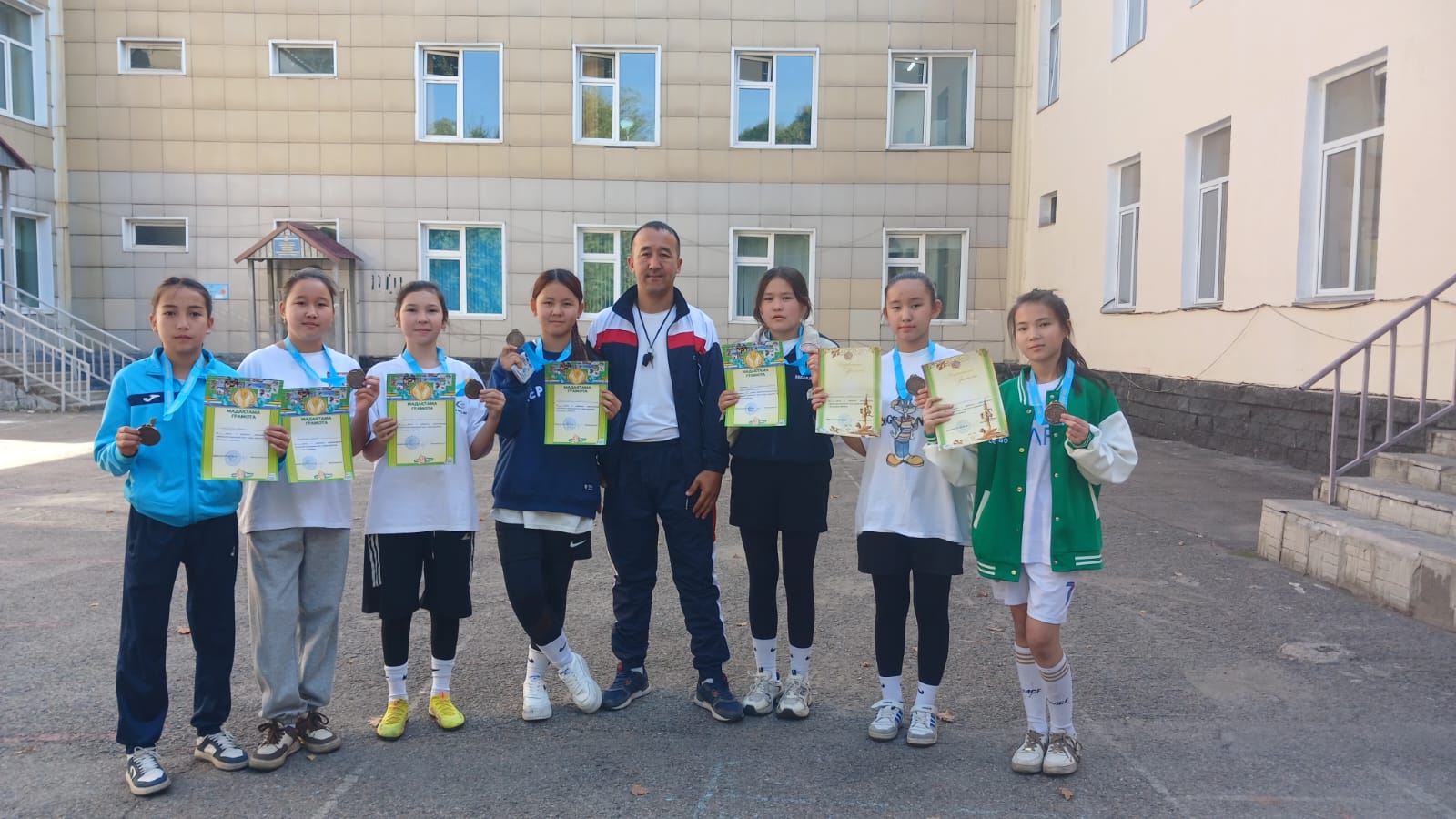 7-8 сынып қыздары арасында футболдан өткен жарыс