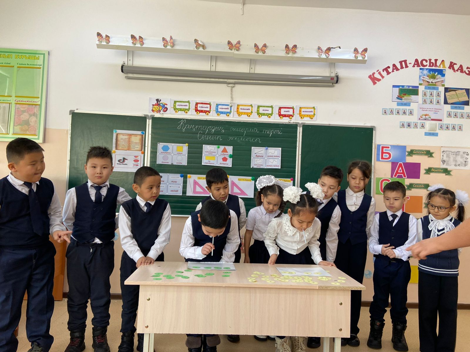 2”Е”сынып оқушылары “Үзіліс кезіндегі ойындар”тақырыбында үзілісте ойын түрлерін өткізді.