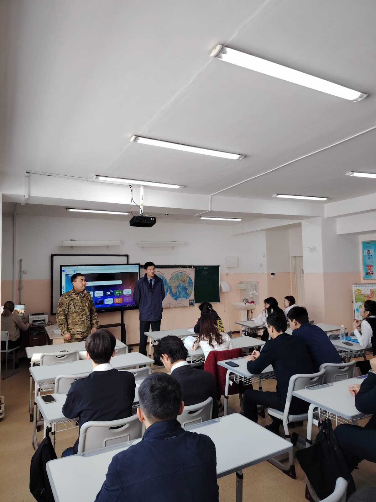 10-11 сыныптың оқушыларымен жүздесіп құқық қорғау саласы мен оқу орны туралы үгіт насихат өткізді.