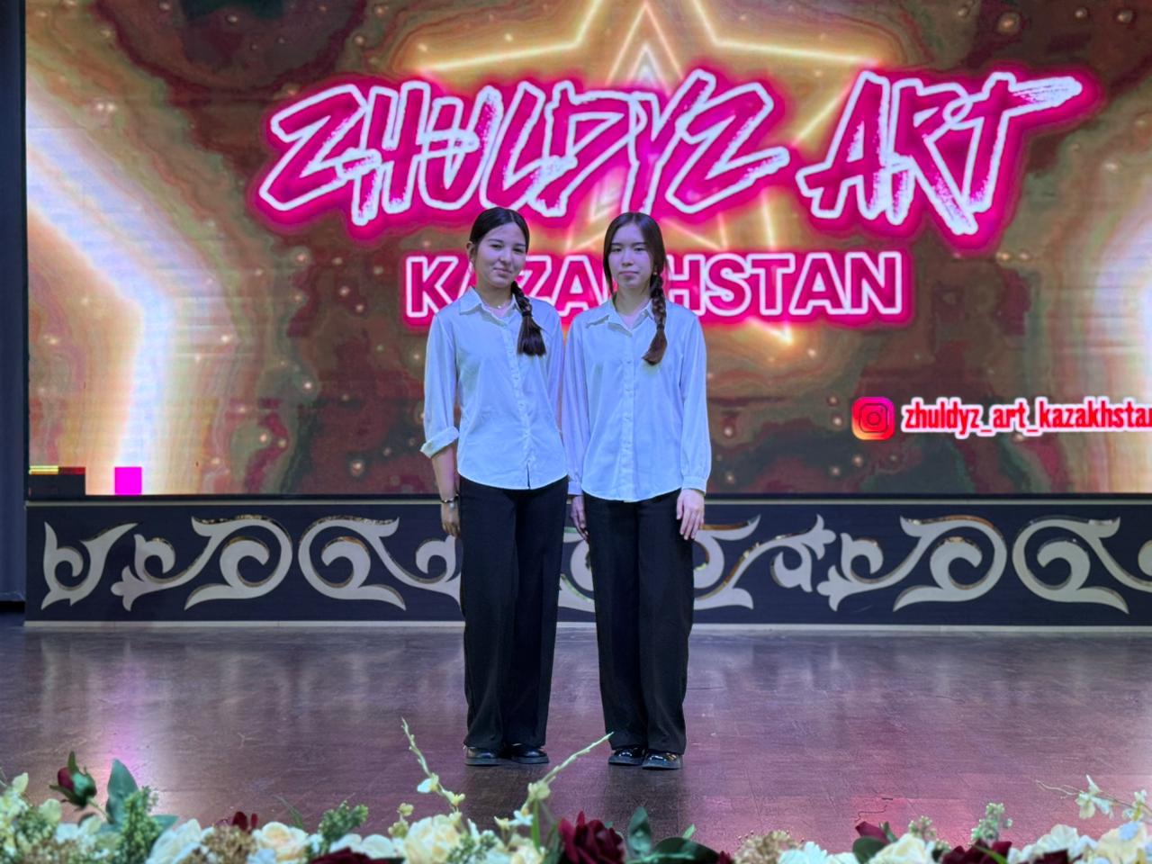 8"Ә" сынып оқушысы  Токхожа Айым және 10"Д"сынып оқушысы Токхожа Томирис